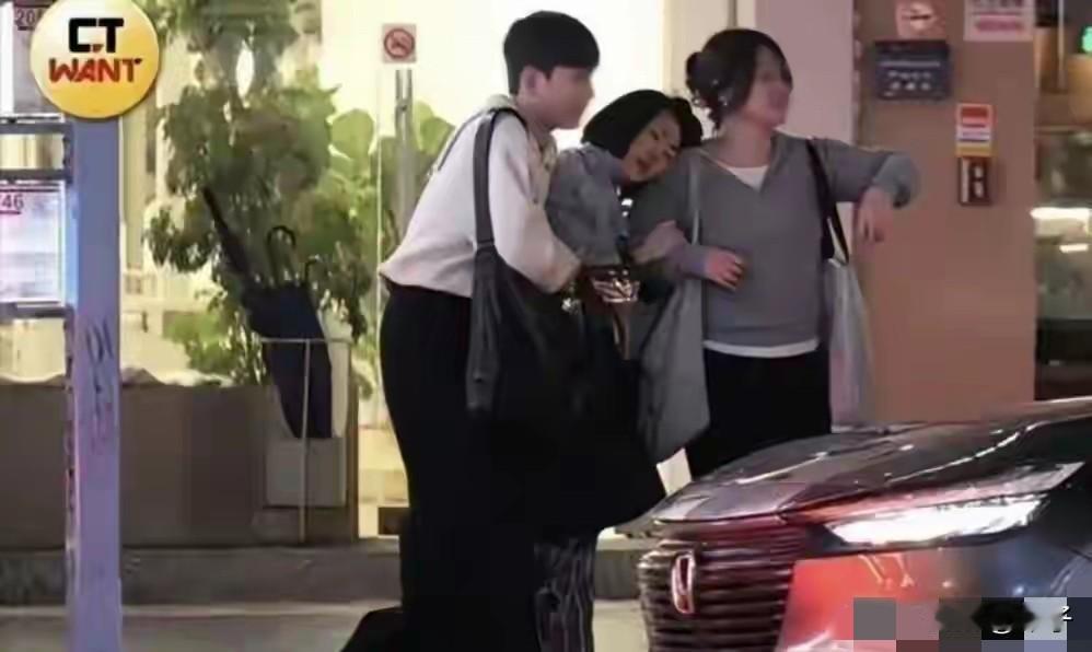 白天在镜头前笑得越用力，深夜卸下伪装的崩溃，就越让人心疼。小S这一场酒后嚎啕大哭