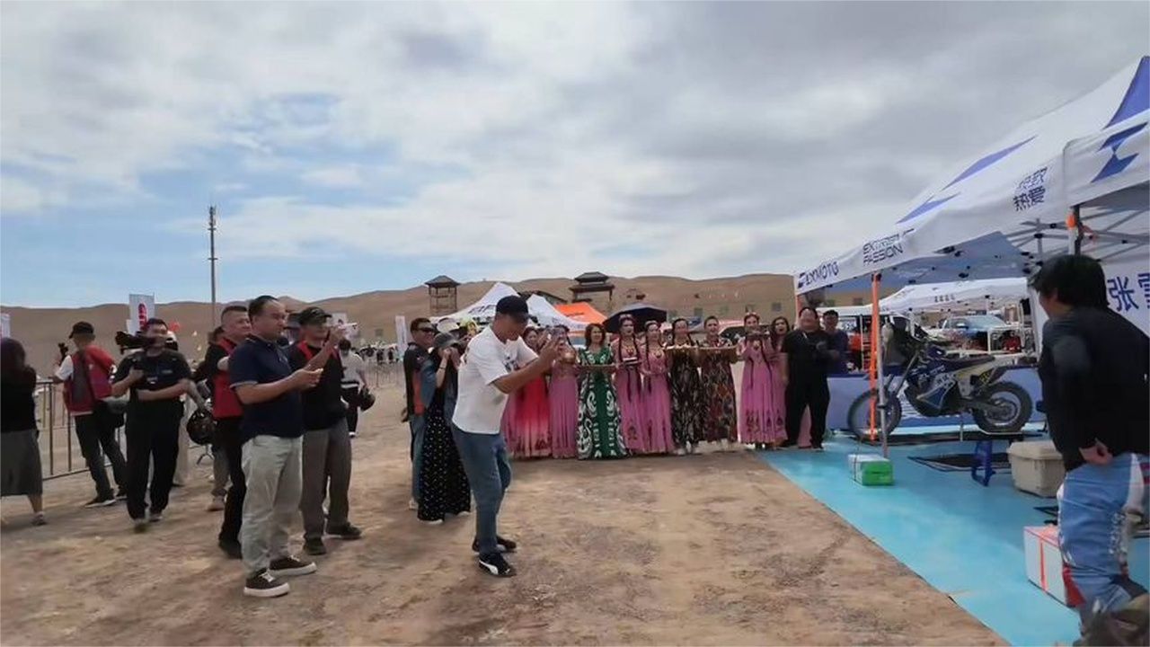 9月6日张雪在吐鲁番受到当地人民热情接待努力忍住不许笑哈哈哈