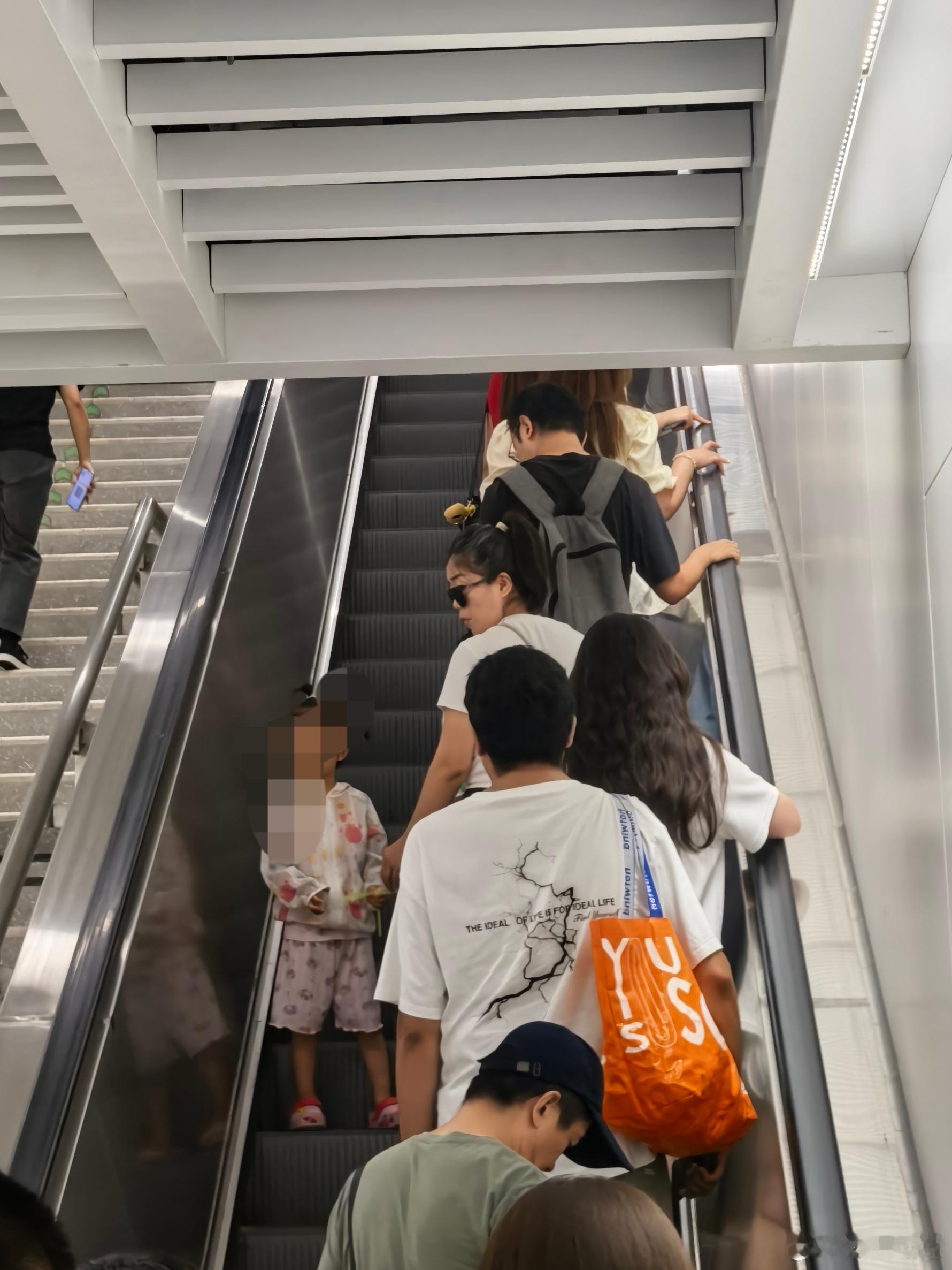 电梯上靠右站这个习惯短时间内是改不了的[嘻嘻][允悲][嘻嘻][允悲]右边电梯就