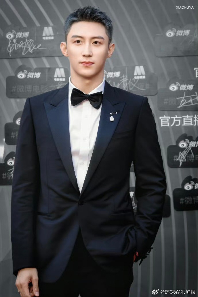 银灰发色封神！黄景瑜把硬朗与清冷焊在身上，氛围感直接拉满✨黄景瑜银灰发