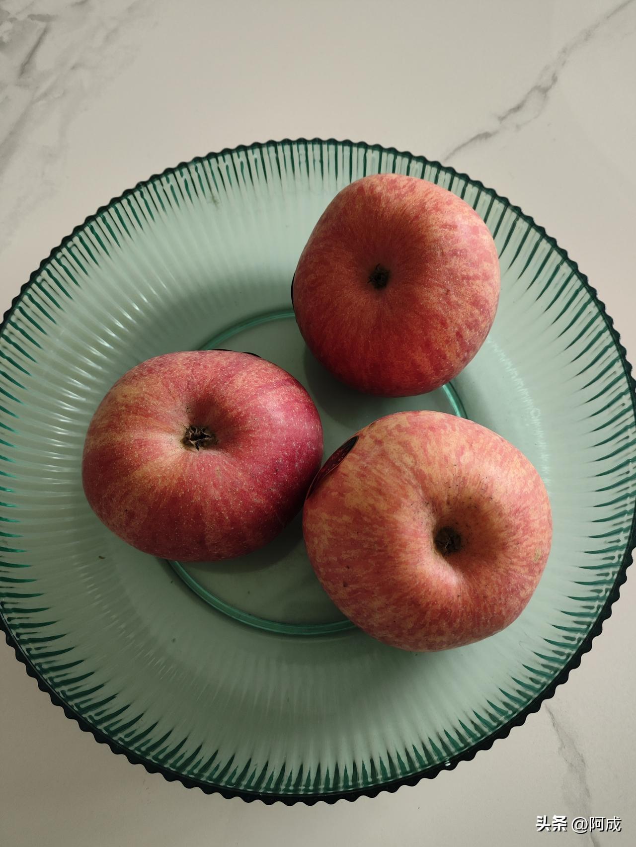 闲来无事，我便窝在沙发里，一边刷着短剧，一边慢悠悠地嗑着瓜子，本是再惬意不过的放