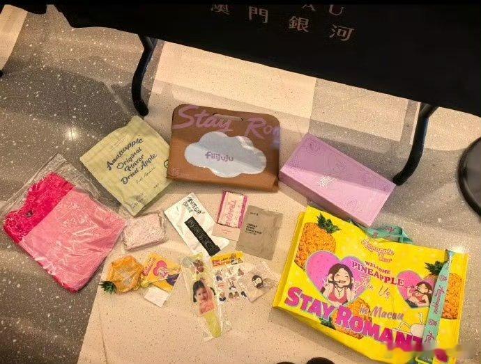 赵露思演唱会伴手礼看起来很便宜吗 