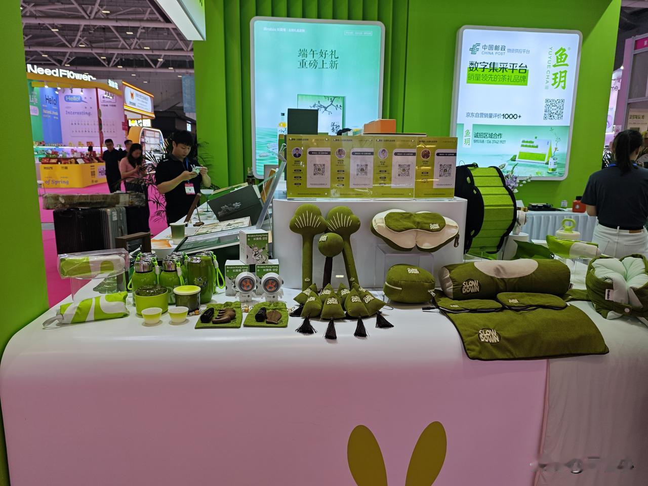 据说特朗普邀请很多商业领袖随他一起来北京访问，比如苹果和波音等，大没有美国的AI