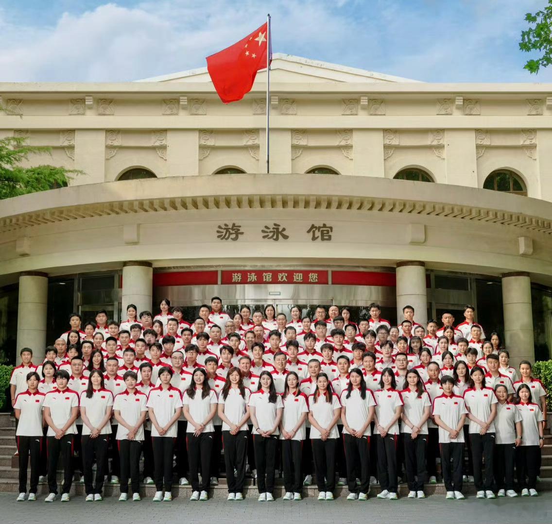 中国游泳队出征世锦赛全家福正能量满满，这才是冠军之师该有的样子，而不要总是追逐一