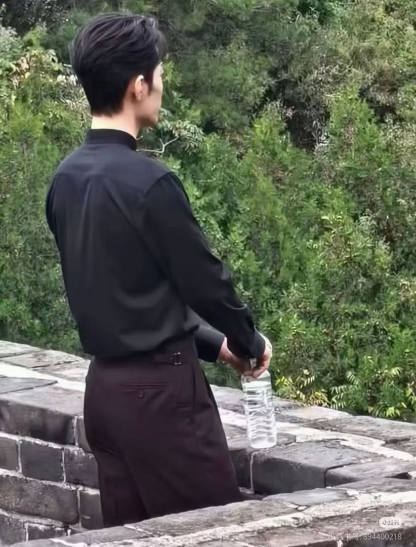 离肖战只有0.5米肖战穿中山装好板正金山岭长城偶遇名场面！和肖战距离仅仅0.5米