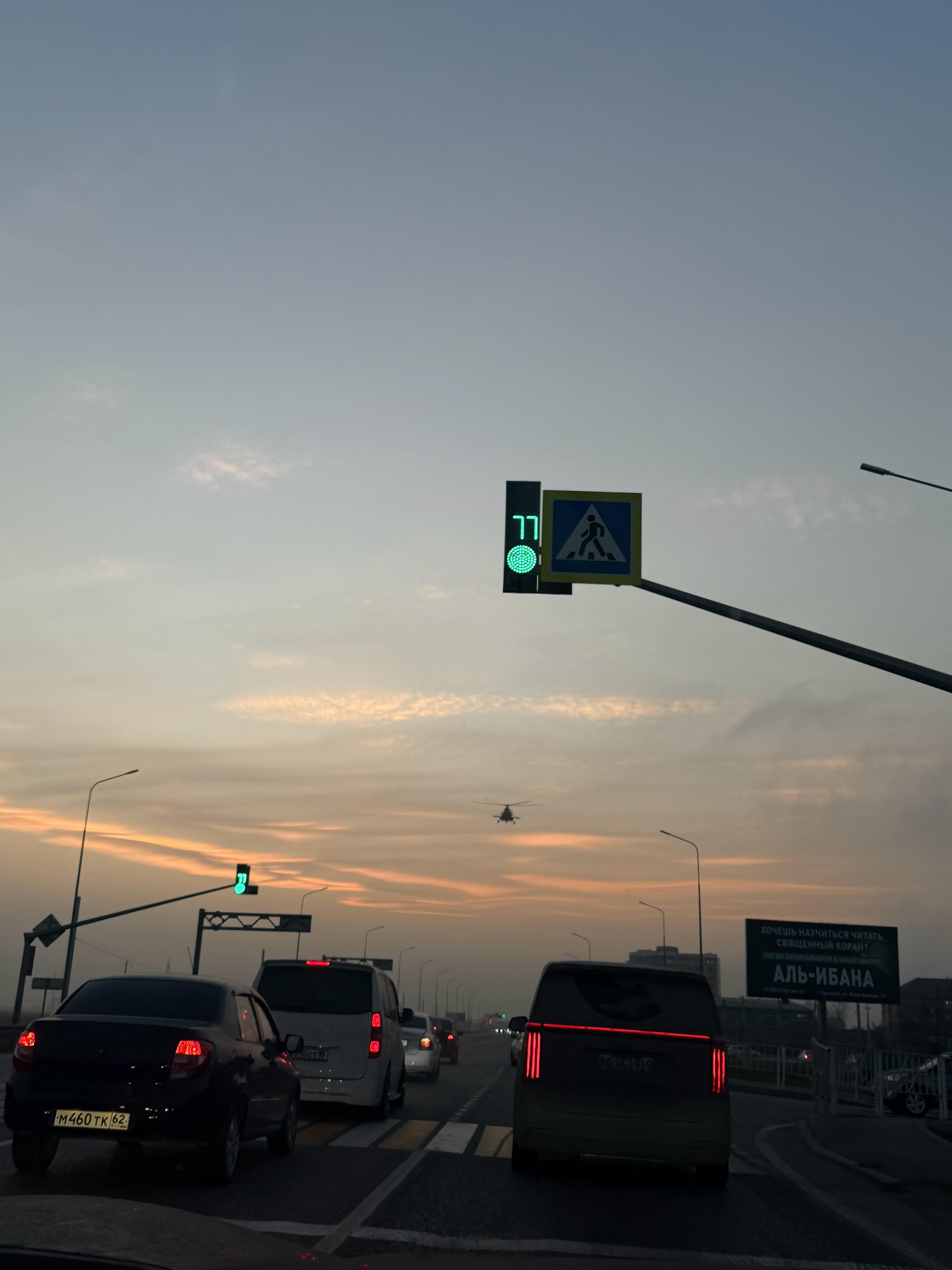 开车路过车臣共和国，我真是开了眼了……武装直升机直接在高速公路上低空通场……然后