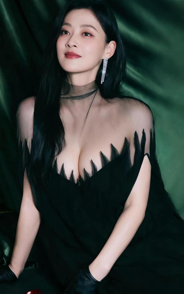 梅婷这一脱，撕开了多少中年婚姻的遮羞布。镜头前，她解开睡袍。肚子上是剖腹产的疤，