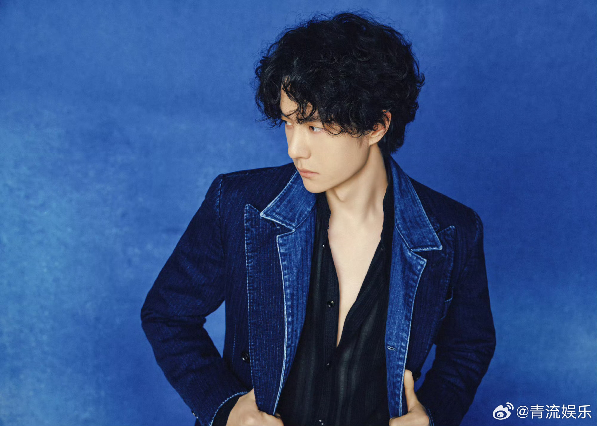 王一博回内娱了 微博之夜第二套造型来啦深V牛仔服，依旧小卷毛，透视装也太性感了！