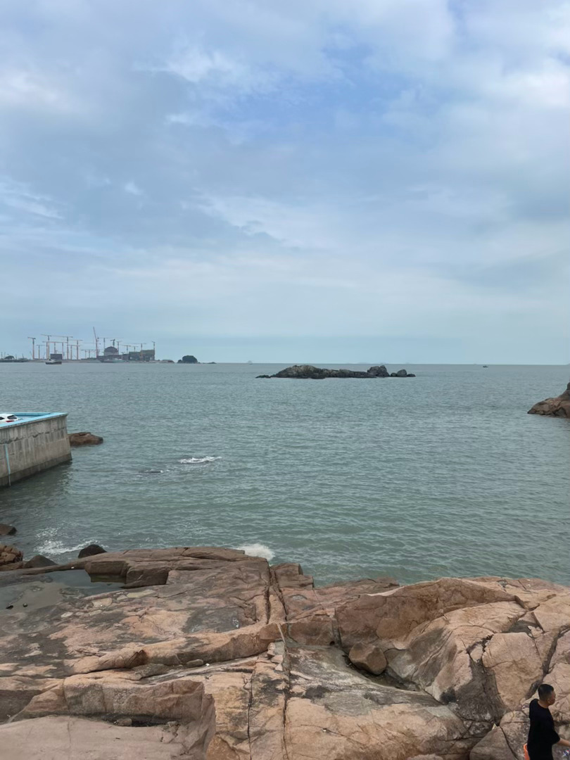 我很喜欢这种原生渔村，看礁石大海，吹一吹海边的风，吃上一口新鲜的海鲜，处处都是渔