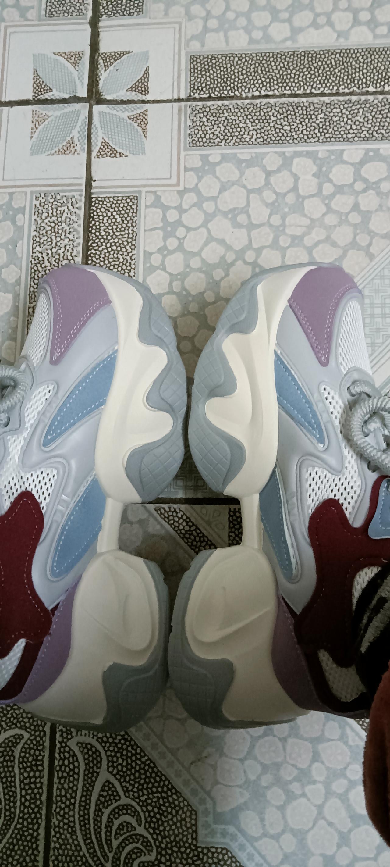 新入的老爹鞋也太戳我了！😍
 
刚到手的新鞋子，这配色我真的爱惨！浅紫拼酒红，