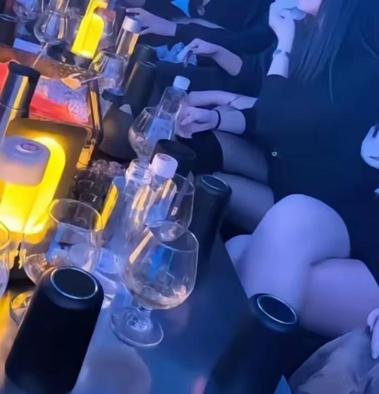 河北，男子在 KTV 点了一个公主陪唱，看对方漂亮，给她 5000 约出去开房。