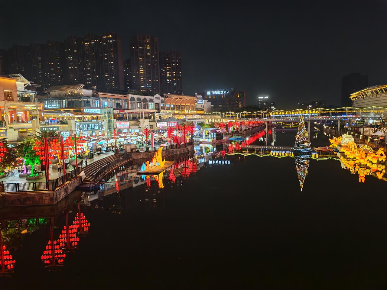 分享城市里的夜景这是旅游时偶然发现的夜景，真的很美，猜猜这是哪里？