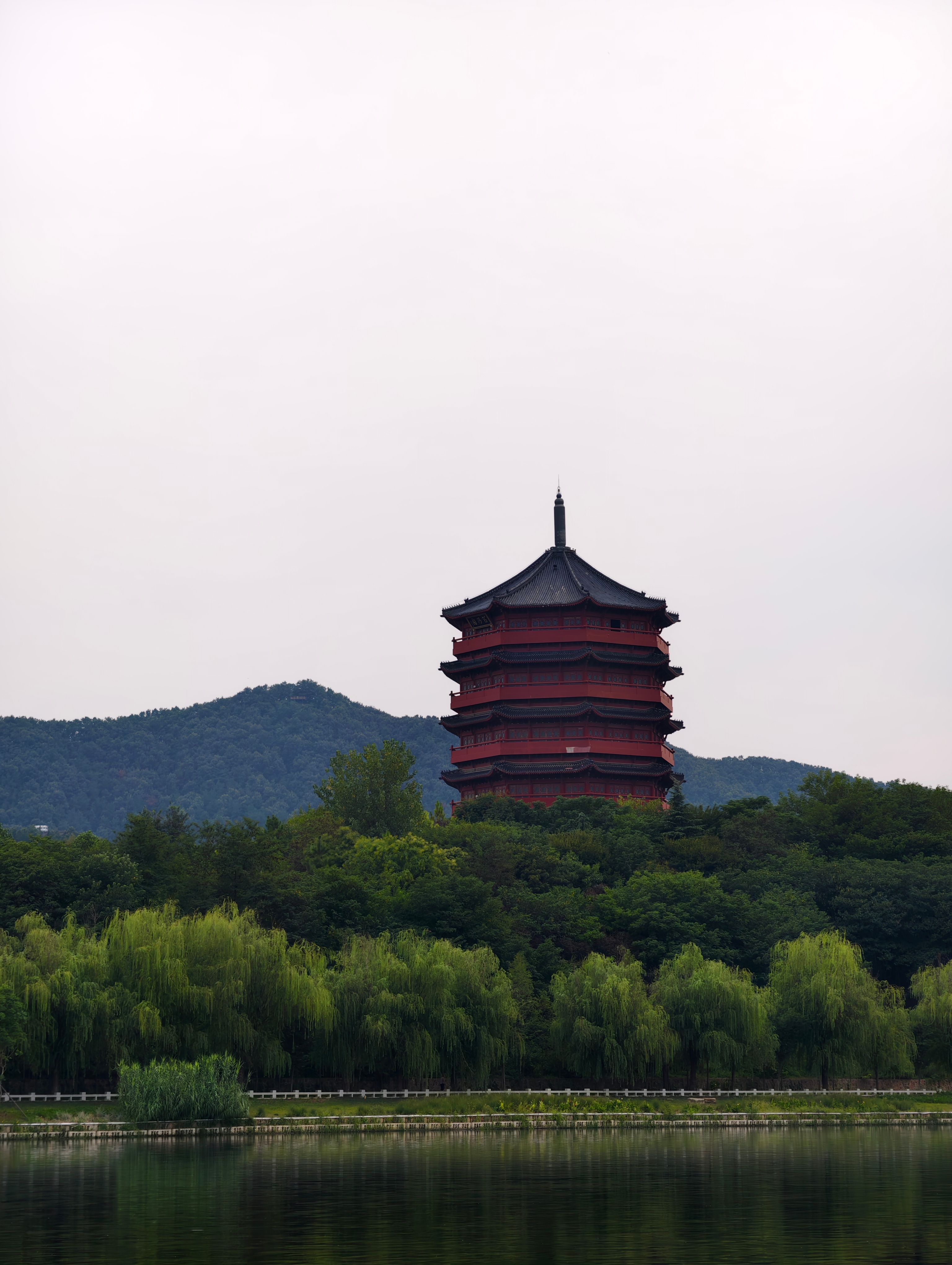 回老家了，欢迎来到全国唯一永久宜居城市——信阳。然后晚上饿了浅尝两个西安肉夹馍[