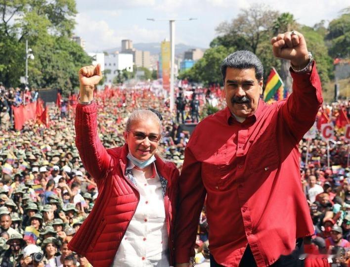 川普还是有两把刷子的，
没想到用了中国的兵法，
擒贼先擒王，
这么快就抓走了委的