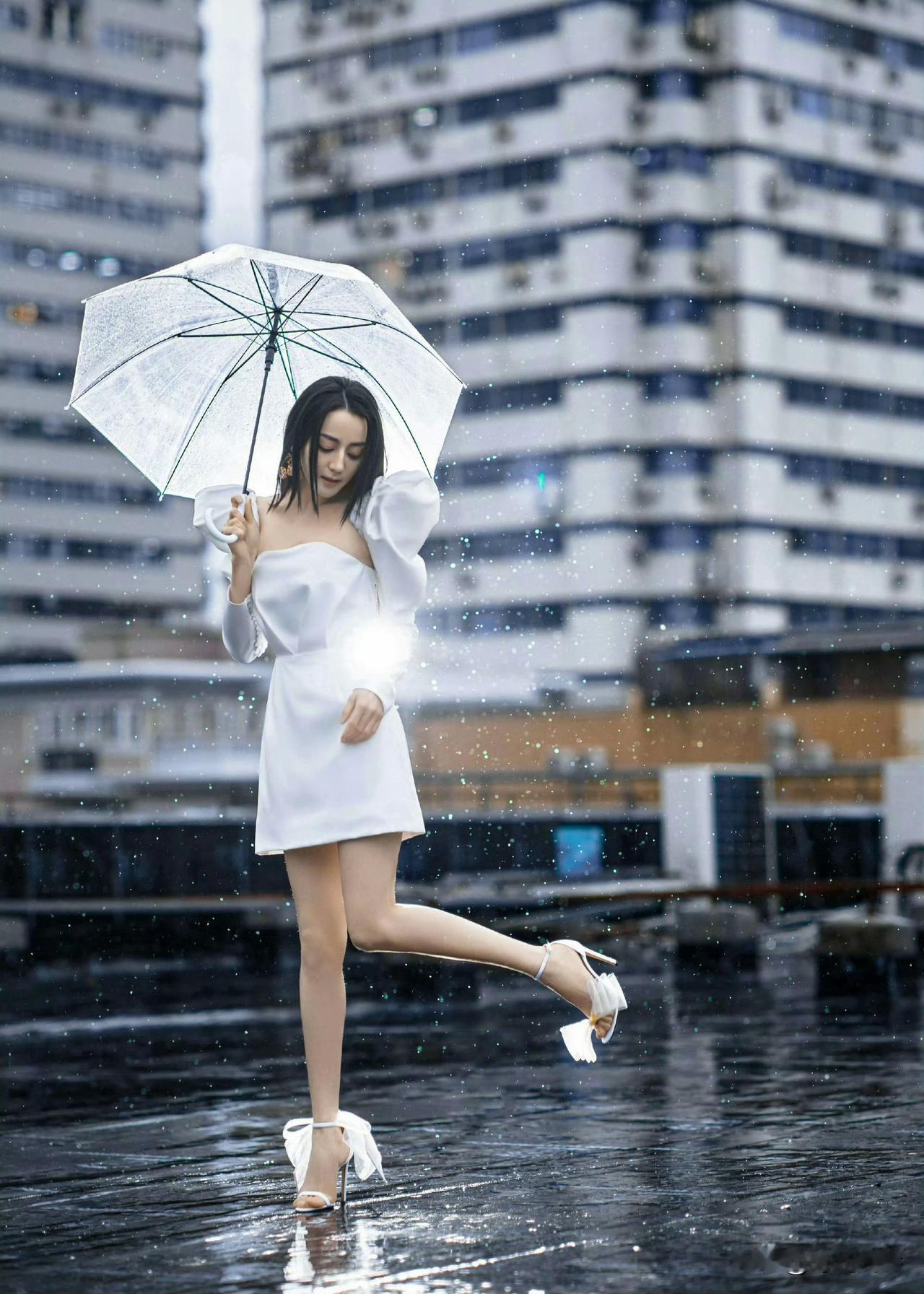 雨中撑着透明油纸伞的迪丽热巴，浪漫而唯美！就像江南雨巷中的丁香姑娘！