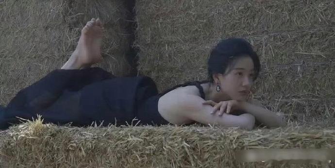 这“性张力”绝了，年轻时若未尝试，让她出演白鹿原，定能与张雨绮媲美。 ​​​