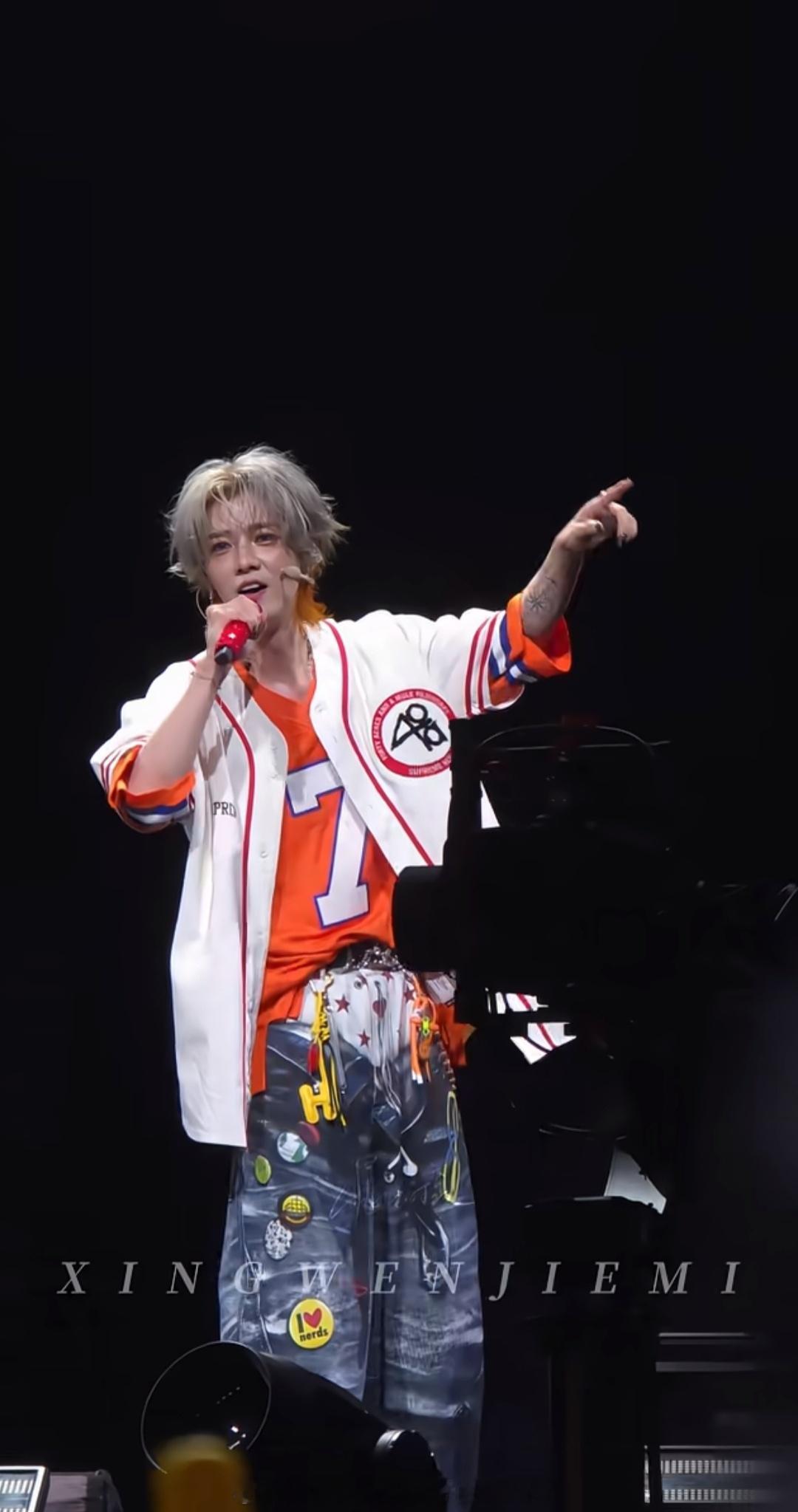 鹿晗说给邓超上点压力鹿晗带粉丝一起喊邓超真帅，这互动好欢乐！ ​​​