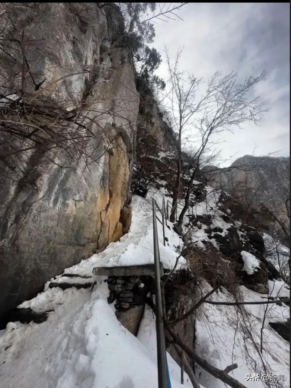 40多岁女子不慎坠崖身亡，还有20多名大学生被困险境！事发3月2日，在河南省新乡