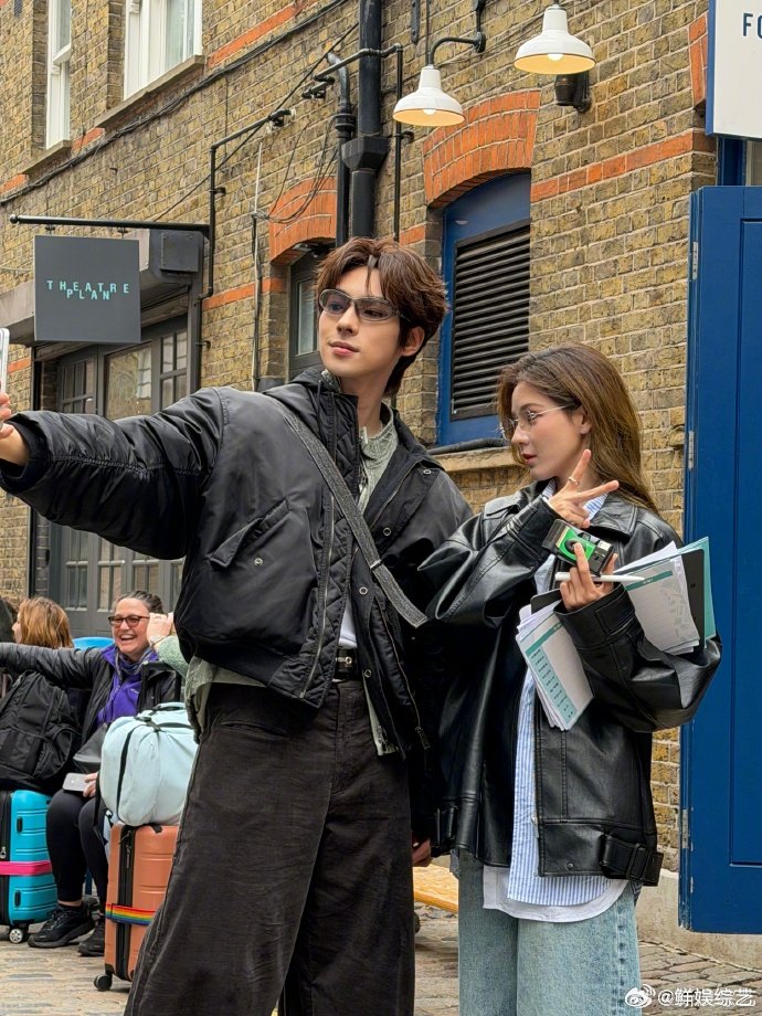 张予曦拍完照来了段hiphop 路透里张予曦上一秒美美的拍照，下一秒就活泼跳起h