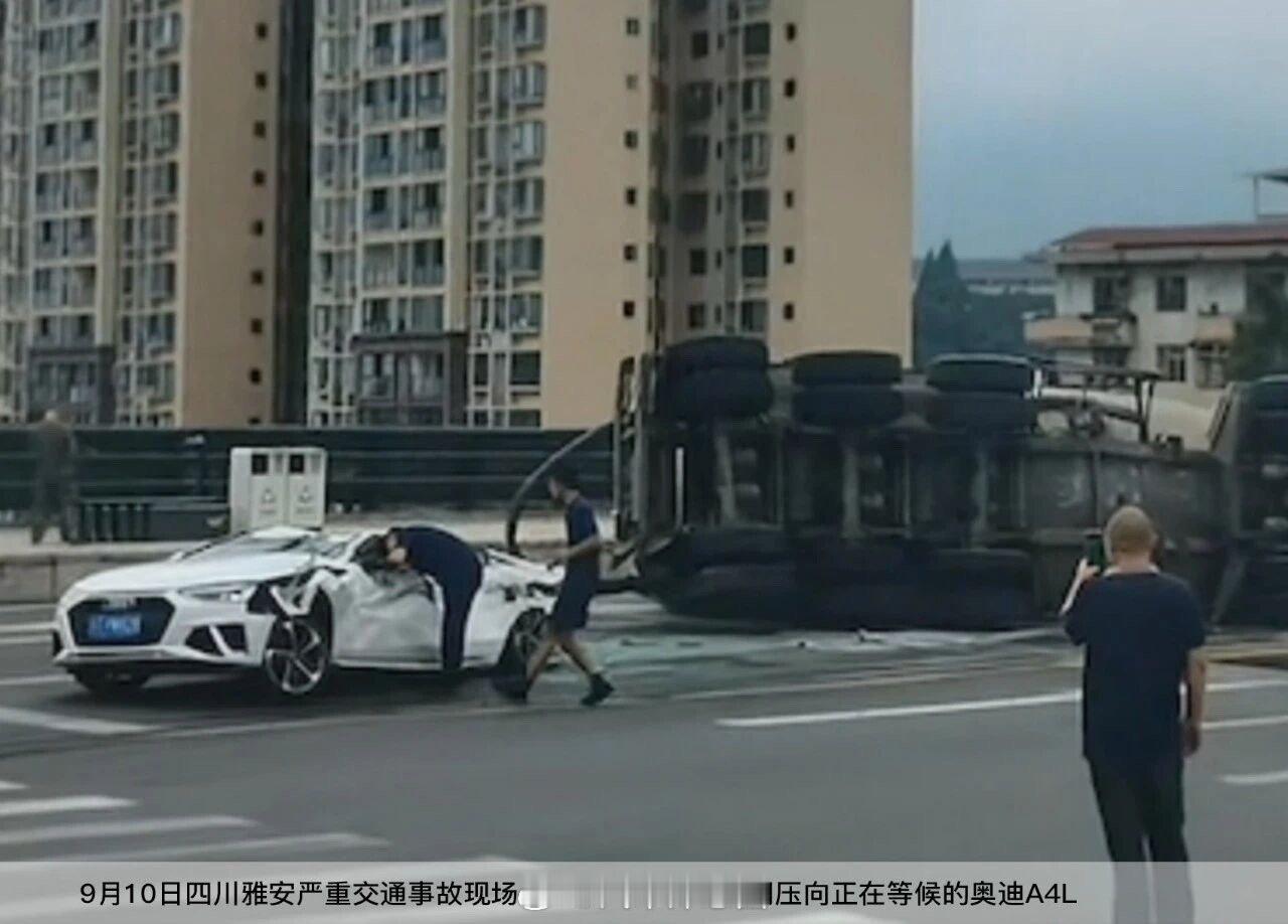 一汽奥迪赠予雅安事故幸存车主全新 A5L！9月10日，李先生驾驶奥迪A4L在路口