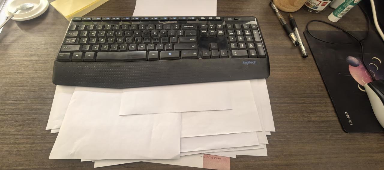 朋友们，有没有和我一样的？这键盘下面非得压一堆纸[捂脸]