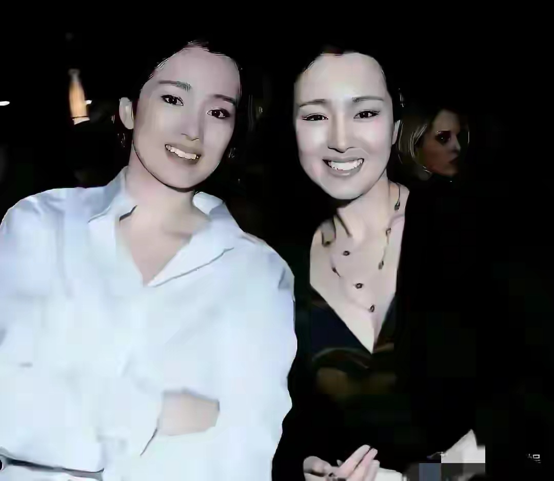 巩俐和她的替身，真的好像啊，根本分不清谁是谁 