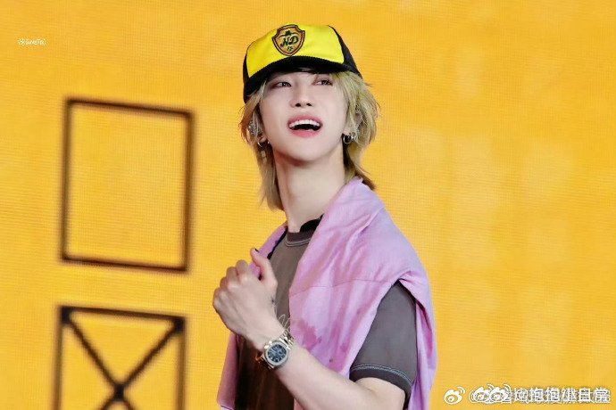 谁来管管徐明浩的幽默感真的要笑晕在徐明浩的直播间，前一秒还是艺术展上的酷帅达人，