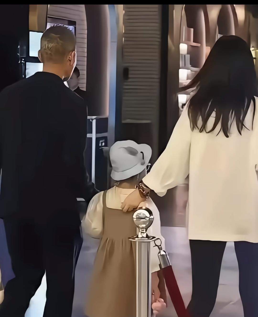 硬生生把他们夫妻看顺眼了，尤其是她还给老王生了一个漂亮女儿！
本想着他们会白头到