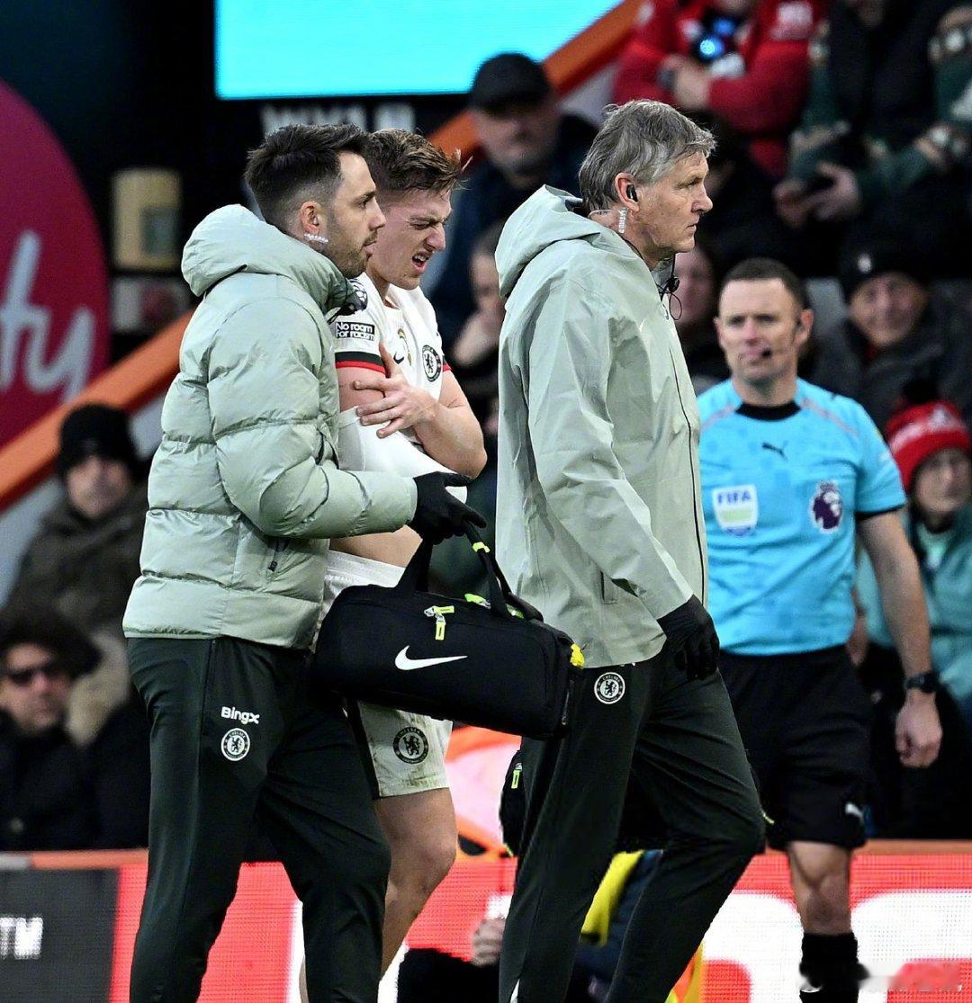 【切尔西9号魔咒】《邮报》：切尔西新9号德拉普，先是赛季初脚筋伤势缺席2个月，伤