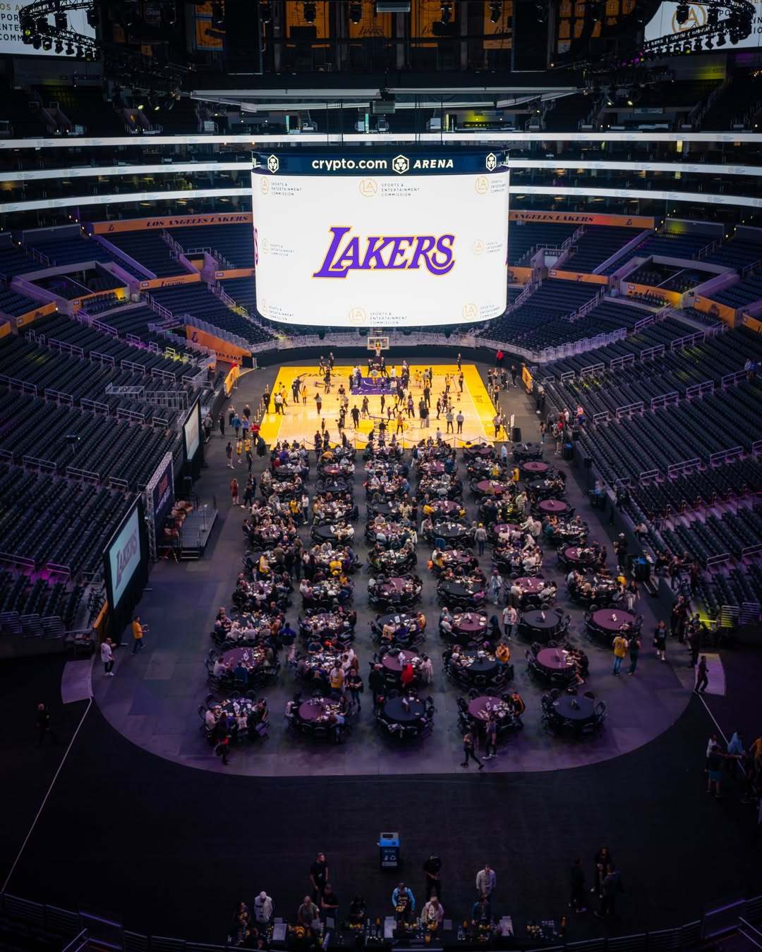 湖人今天举办一年一度官方球迷活动，管理层、现役球员、退役名宿、媒体人士、球迷齐聚