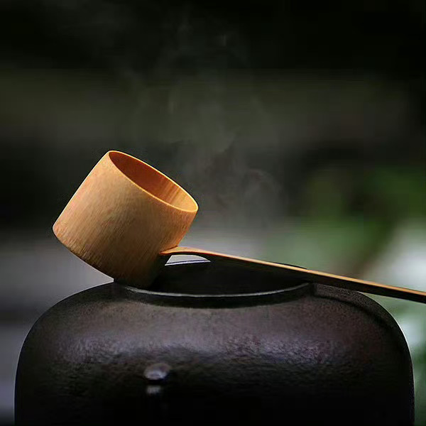 人心繁杂时，不妨静坐窗前。观流云漫卷，听枝叶轻响，浮躁自会慢慢消散，心境重归澄澈