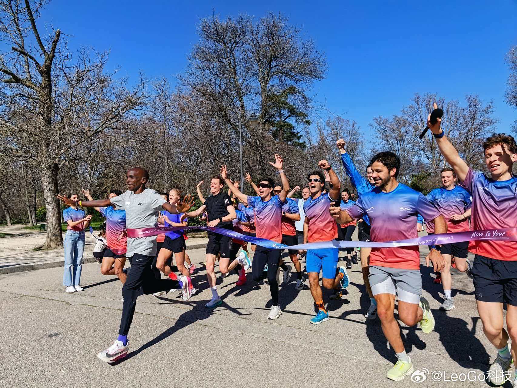 华为快闪店亮相马德里核心商圈。全球跑者齐聚，与基普乔格及多位世界冠军面对面！为热