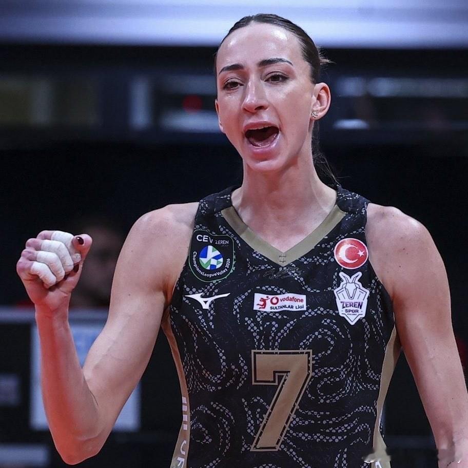 媒体曝土耳其航空和28岁身高190CM的俄罗斯接应拉扎列娃达成新赛季合作协议。土