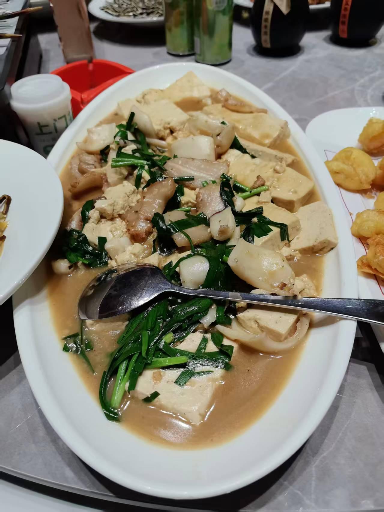 我有个习惯：不管和什么人一起吃饭，我从来不给别人夹菜。

每次和别人出去吃饭，如