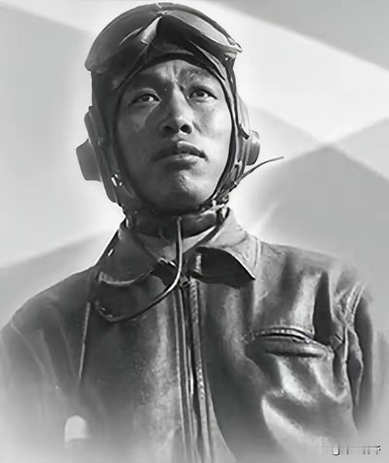 1951年，志愿军飞行员华龙毅被美军战机击落，身负重伤降落在一个山头，就在这时，