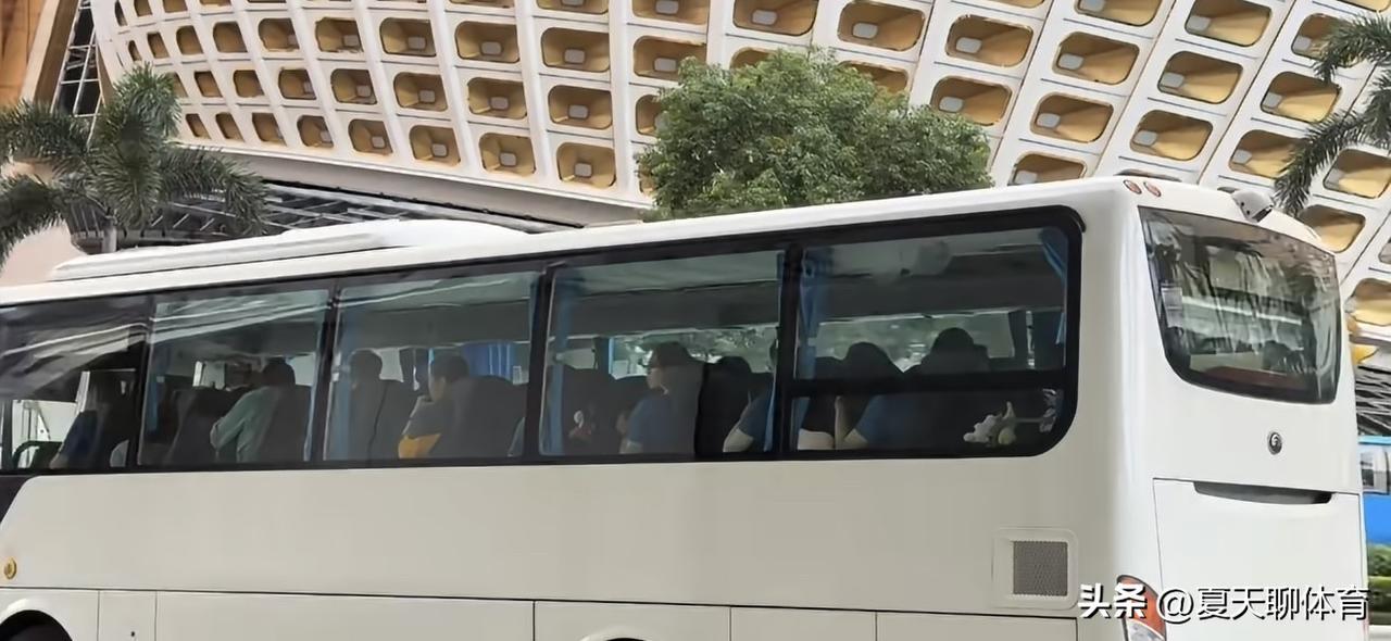 中国女排顺利抵达北京，备战女排亚锦赛！下午全队从澳门酒店出发，坐大巴车到江门，然