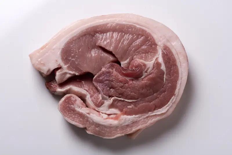 5月31日湖北孝感，超市运输的猪肉被狗啃食员工却视而不见，店长称“头都气炸了 ，