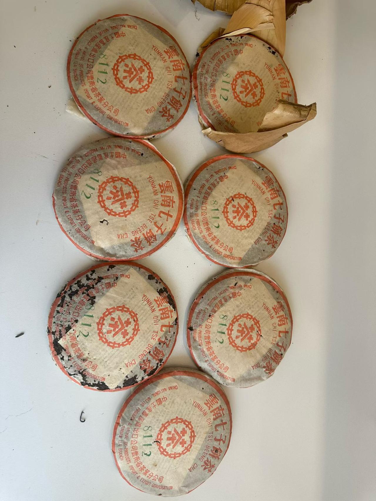 勐海茶厂03年8112红印红丝带，这个系列做得最好品质的一款茶。烟韵回甘都极好。