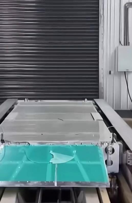 科技大学磁浮团队历时十年攻关，在四百米磁悬浮试验线上成功实现吨级载荷七百公里每小