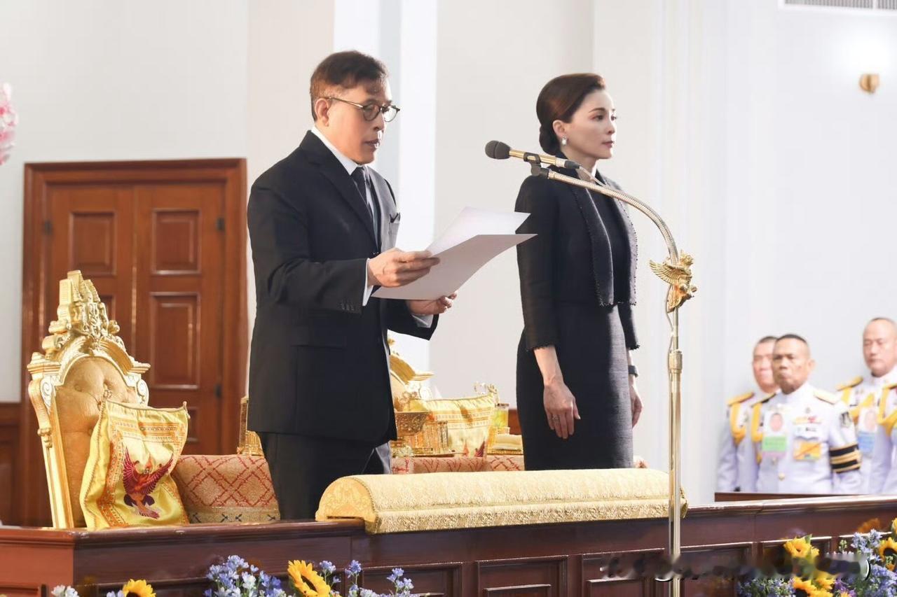 刚庆祝完生日，苏提达王后又和国王一起出席活动，为军事院校毕业生颁发毕业证书！感觉