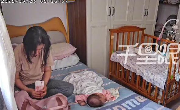 哈尔滨一女子收拾卧室时，突然在宝宝的枕头底下摸到三张折叠整齐的百元现金，开始还以