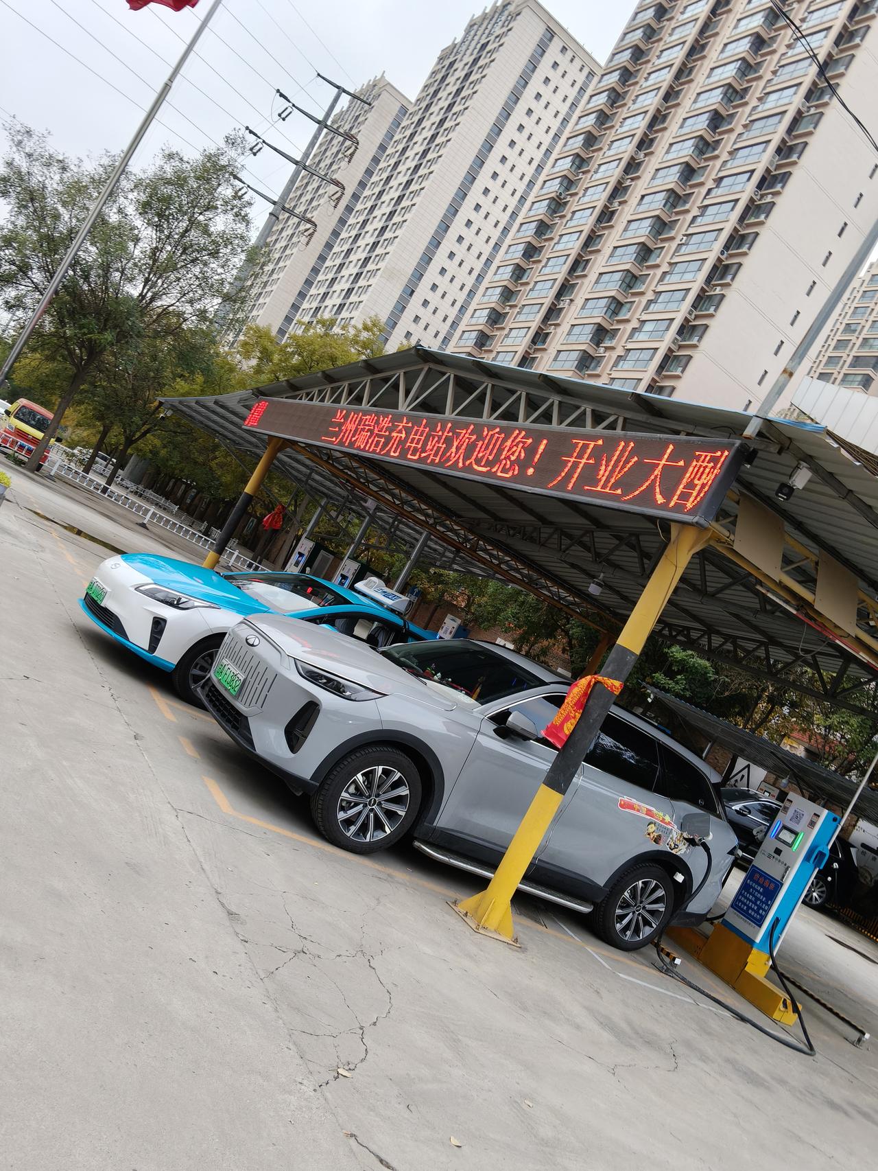 8年前这里是一所驾校，如今，驾校的生意也越来越不好了。
让这里还是有驾校，但是已