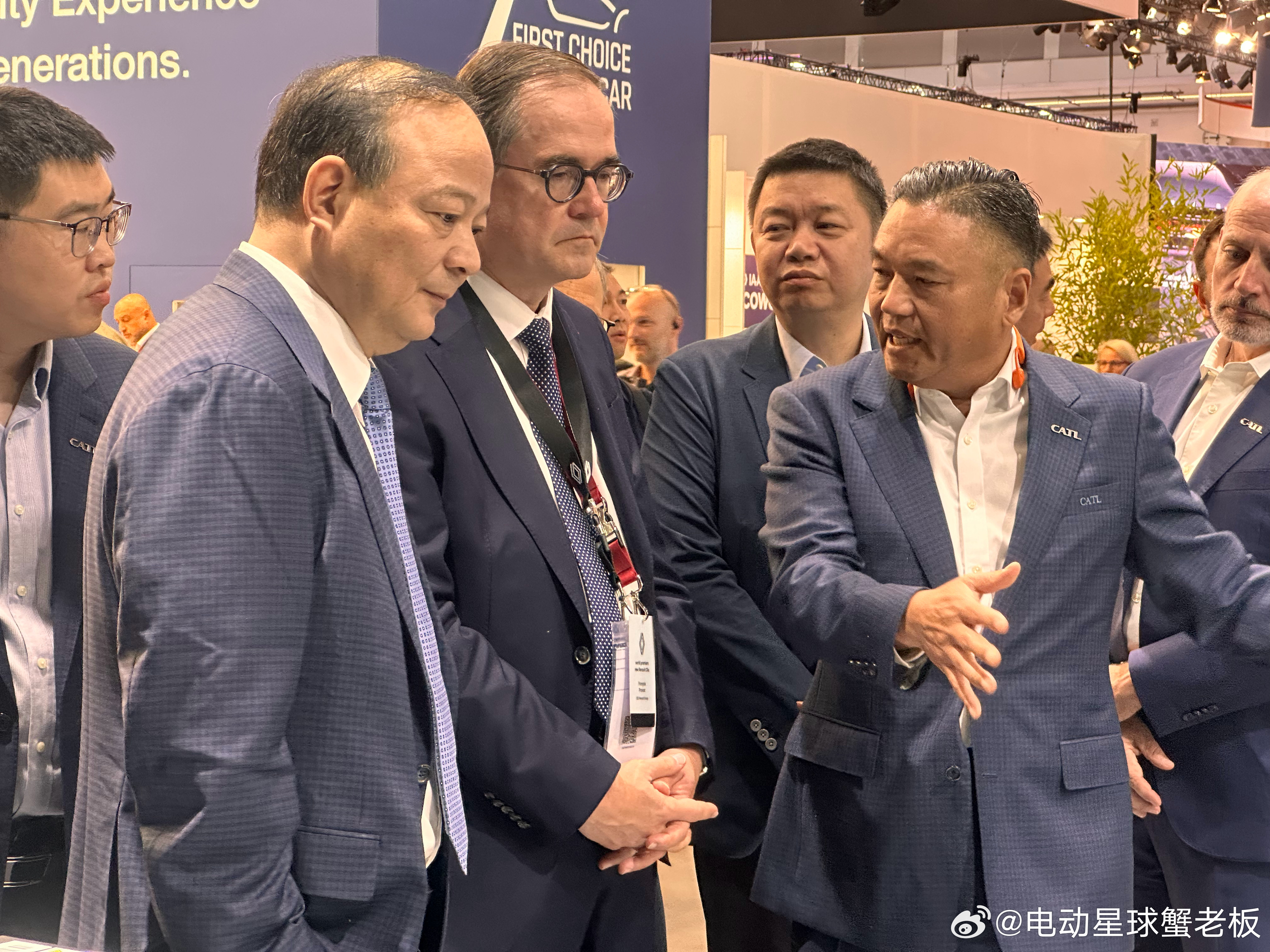iaa2025慕尼黑国际车展 宁德时代曾老板跟雷诺一把手在宁德时代展台谈笑风生[