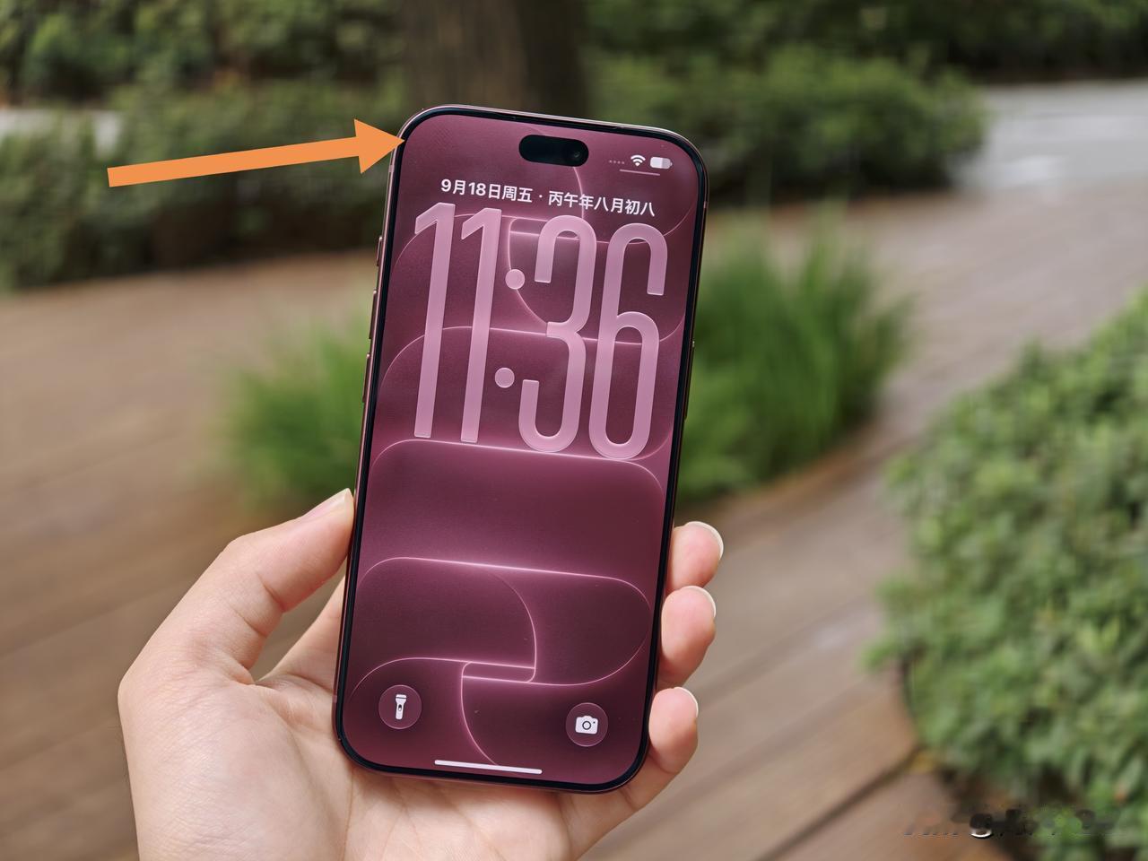 大家对于iPhone18Pro的自适应能力真强，左上角屏下镜头的纱窗效果这么明显