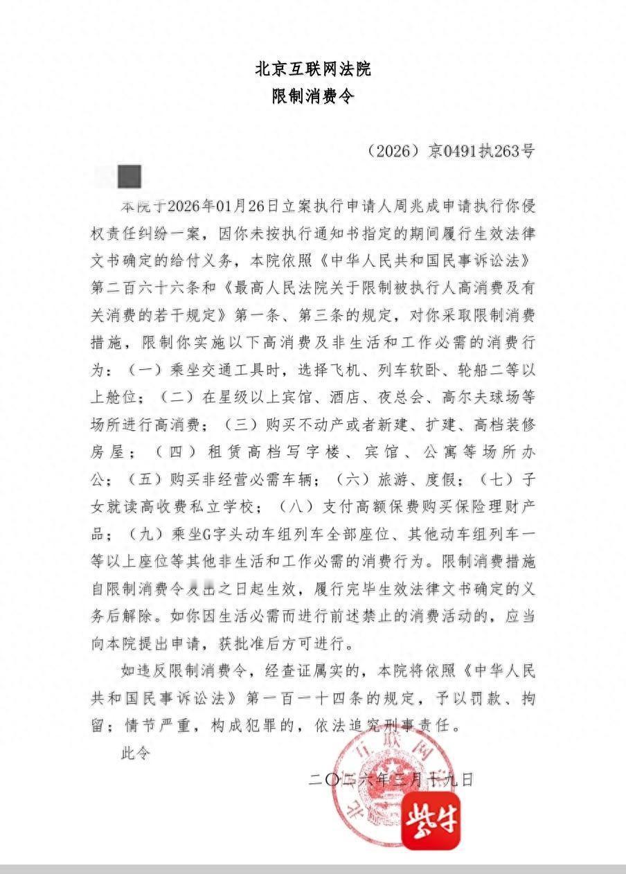 81岁大爷，本该是遛弯下棋的年纪，却在网上当起了“键盘侠”。

运营着近万粉丝的