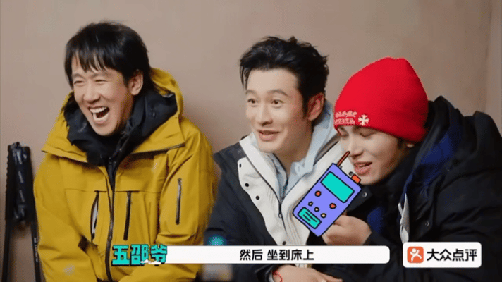 王鹤棣被邵子恒硬控1分钟 综艺名场面预定！邵子恒远程“拿捏”王鹤棣，抢杯子、对视