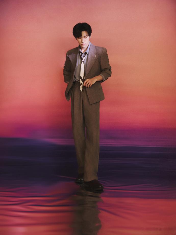 易烊千玺源自纯粹以简驭繁、易烊千玺复古西装造型谁能拒绝易烊千玺的复古西装杀啊，源