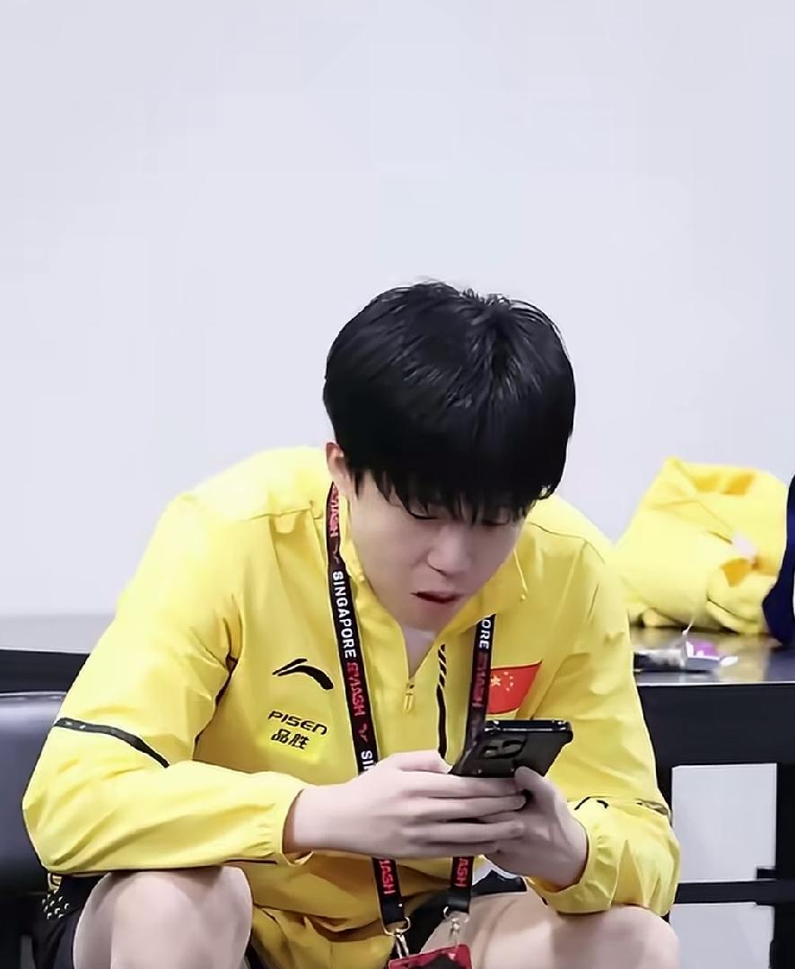 楚钦的文化水平太高了，写给自己的话经典有内涵。他说：“人要向前看，书要往后翻，过