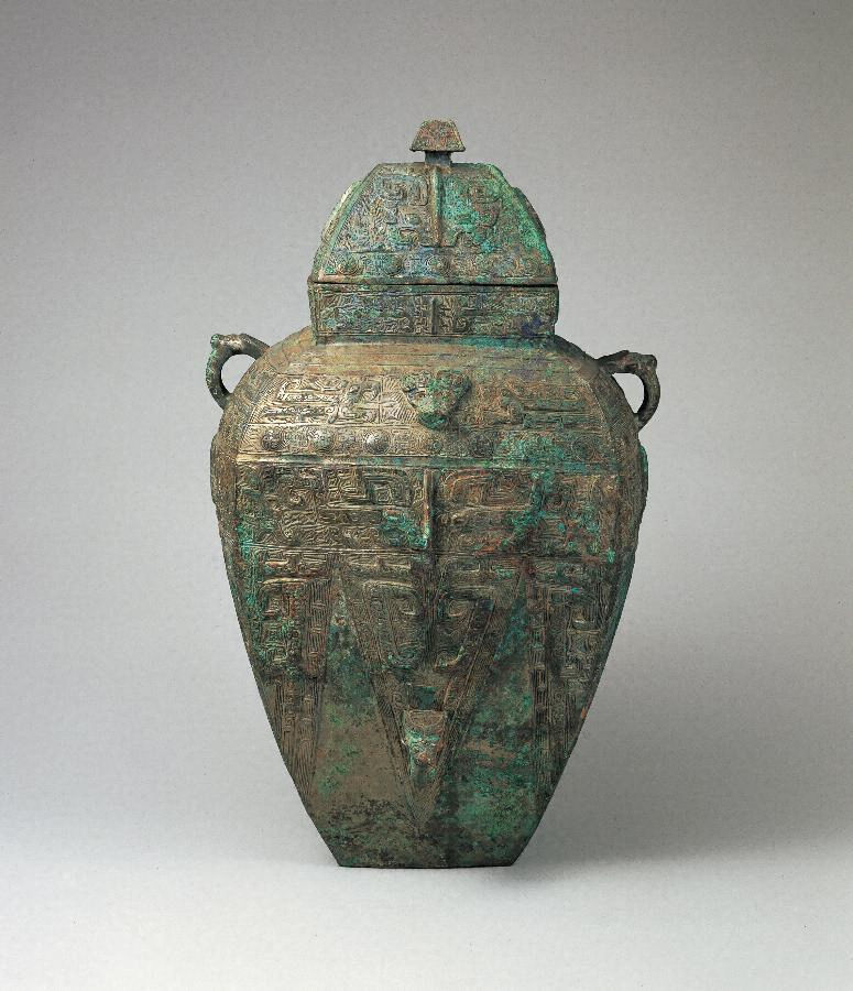 日本根津美术馆藏商晚期兽面纹大方罍 