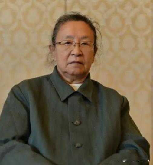毛泽东逝世后，每逢毛泽东的生日，一个穿着破烂的妇人都会排队进入毛泽东纪念堂，直到